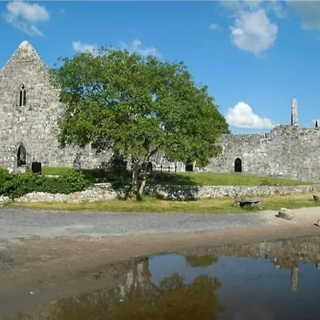 Дом отдыха Spacious 6-bed House 10 Minutes From Knock Airport *