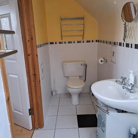 Spacious 6-bed House 10 Minutes From Knock Airport Дом отдыха Баллахадеррин