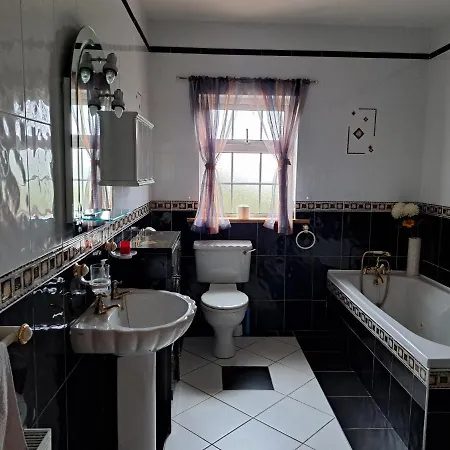 Spacious 6-bed House 10 Minutes From Knock Airport Vakantiehuis Ballaghaderreen