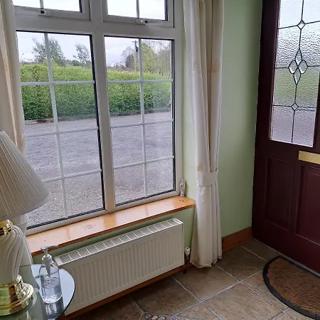 Spacious 6-bed House 10 Minutes From Knock Airport Hébergement de vacances *