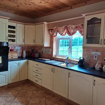 Дом отдыха Spacious 6-bed House 10 Minutes From Knock Airport Баллахадеррин
