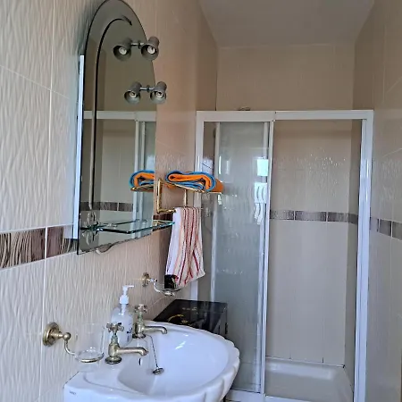 Spacious 6-bed House 10 Minutes From Knock Airport Hébergement de vacances *
