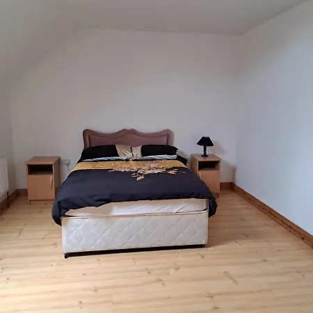 Spacious 6-bed House 10 Minutes From Knock Airport Hébergement de vacances