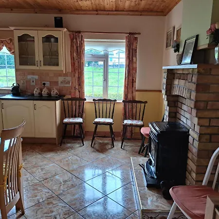 Spacious 6-bed House 10 Minutes From Knock Airport Vakantiehuis