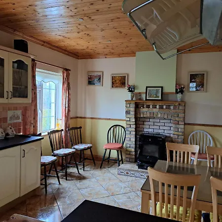 Spacious 6-bed House 10 Minutes From Knock Airport Vakantiehuis