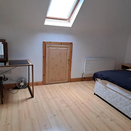 Дом отдыха Spacious 6-bed House 10 Minutes From Knock Airport Баллахадеррин