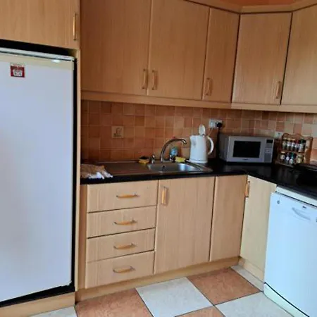 Spacious 6-bed House 10 Minutes From Knock Airport Hébergement de vacances