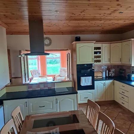 Spacious 6-bed House 10 Minutes From Knock Airport *