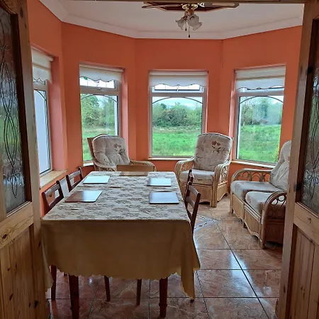 Spacious 6-bed House 10 Minutes From Knock Airport * Ballaghaderreen