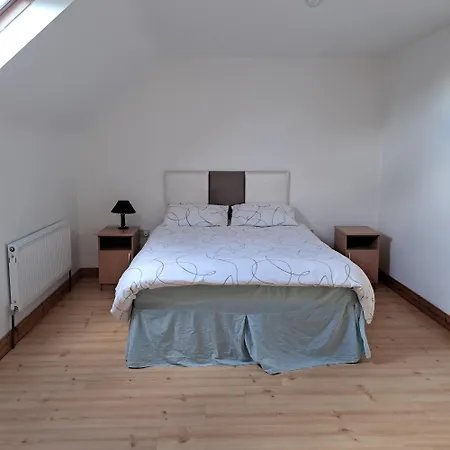 Spacious 6-bed House 10 Minutes From Knock Airport 발라가데린