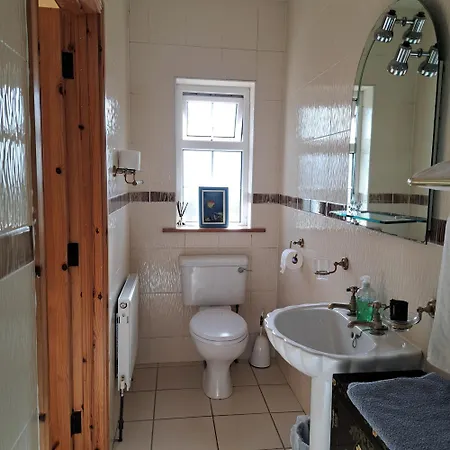 Vakantiehuis Spacious 6-bed House 10 Minutes From Knock Airport *