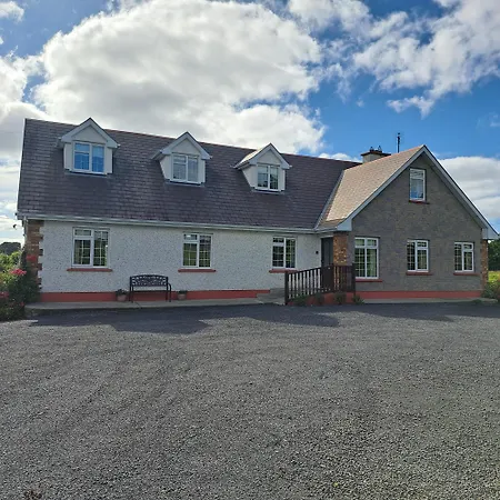 Spacious 6-bed House 10 Minutes From Knock Airport Hébergement de vacances