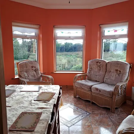 Spacious 6-bed House 10 Minutes From Knock Airport Hébergement de vacances *