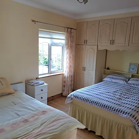 Дом отдыха Spacious 6-bed House 10 Minutes From Knock Airport *