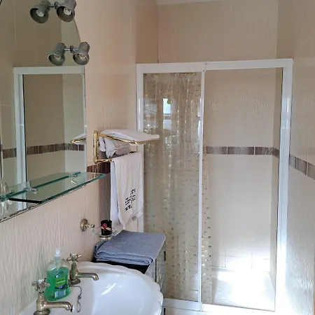 Spacious 6-bed House 10 Minutes From Knock Airport Hébergement de vacances
