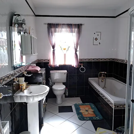 Spacious 6-bed House 10 Minutes From Knock Airport Vakantiehuis Ballaghaderreen