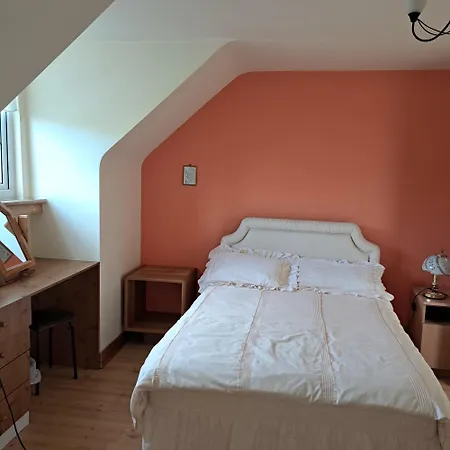 Spacious 6-bed House 10 Minutes From Knock Airport Hébergement de vacances *
