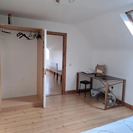Spacious 6-bed House 10 Minutes From Knock Airport Hébergement de vacances