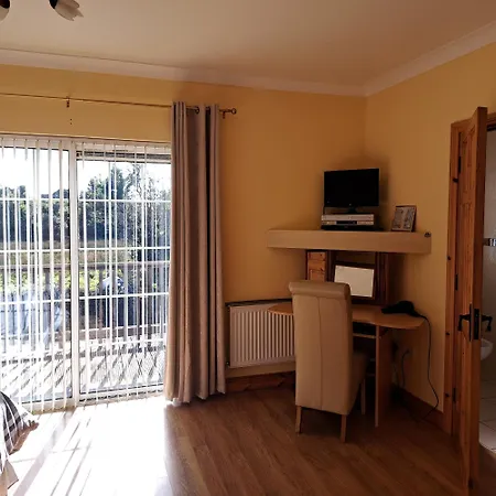 Spacious 6-bed House 10 Minutes From Knock Airport Hébergement de vacances *