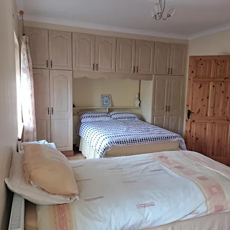 Spacious 6-bed House 10 Minutes From Knock Airport