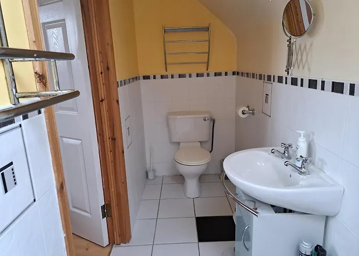 Spacious 6-bed House 10 Minutes From Knock Airport Feriehus Ballaghaderreen