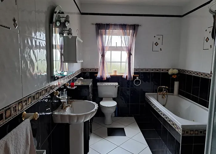 Spacious 6-bed House 10 Minutes From Knock Airport Feriehus Ballaghaderreen