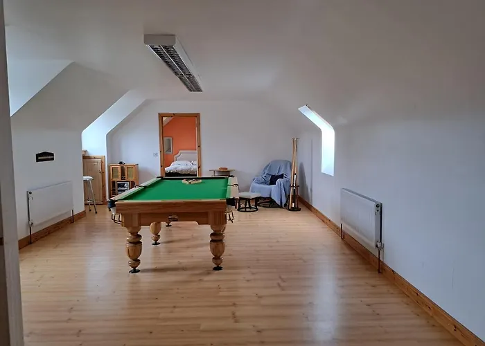 Casa de Férias Spacious 6-bed House 10 Minutes From Knock Airport *