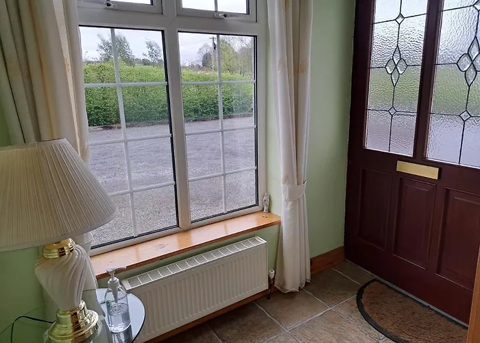 Spacious 6-bed House 10 Minutes From Knock Airport Feriehus *