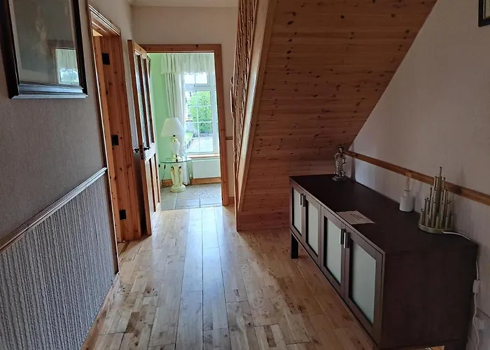 Feriehus Spacious 6-bed House 10 Minutes From Knock Airport *