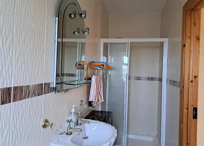 Spacious 6-bed House 10 Minutes From Knock Airport Hébergement de vacances *