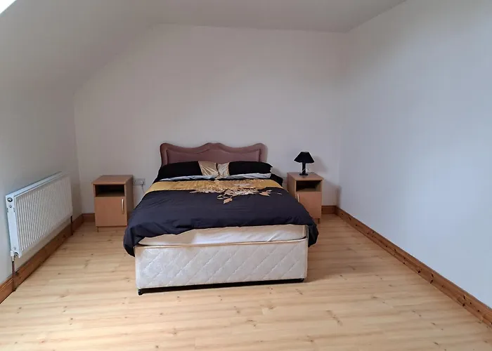 Spacious 6-bed House 10 Minutes From Knock Airport Feriehus