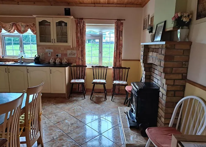 Spacious 6-bed House 10 Minutes From Knock Airport Feriehus