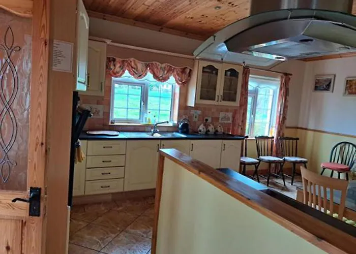 Feriehus Spacious 6-bed House 10 Minutes From Knock Airport