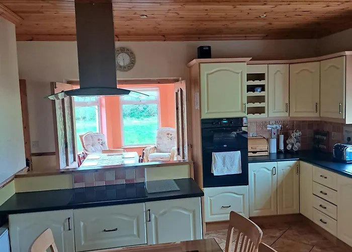 Spacious 6-bed House 10 Minutes From Knock Airport *