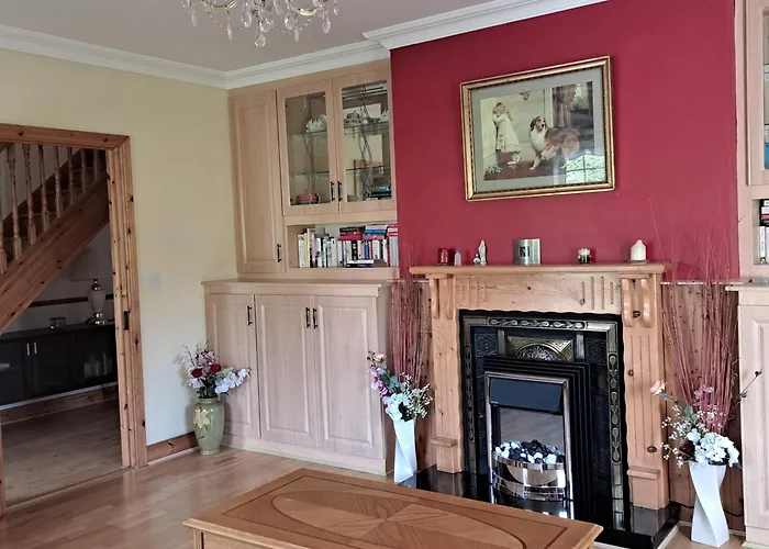 Feriehus Spacious 6-bed House 10 Minutes From Knock Airport