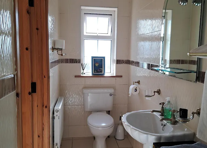 Feriehus Spacious 6-bed House 10 Minutes From Knock Airport *