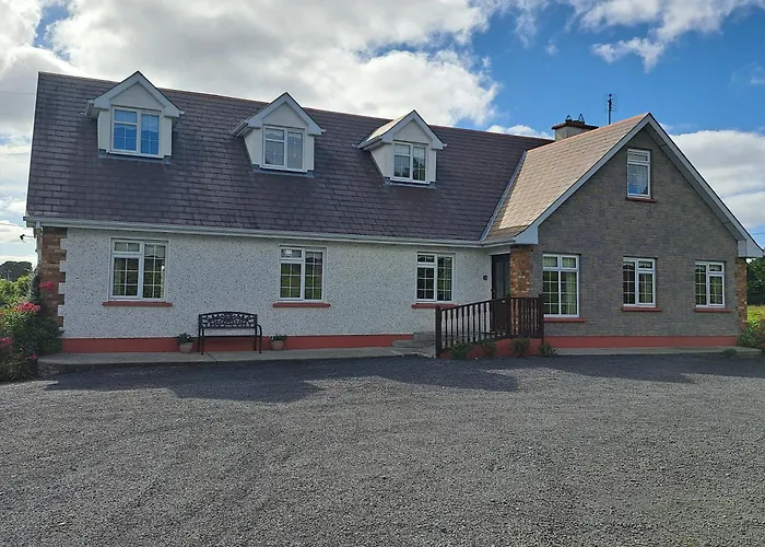 Spacious 6-bed House 10 Minutes From Knock Airport Feriehus