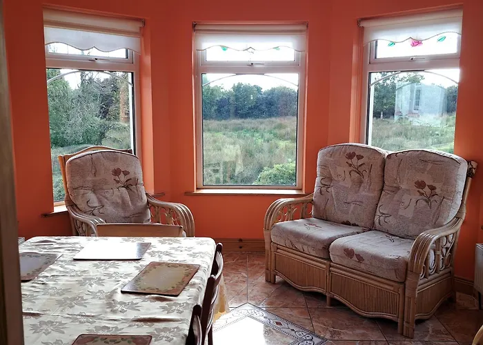 Spacious 6-bed House 10 Minutes From Knock Airport Feriehus *