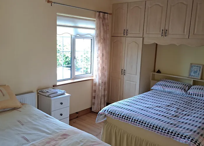Casa de Férias Spacious 6-bed House 10 Minutes From Knock Airport *