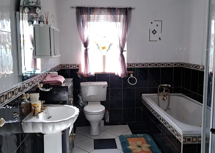 Spacious 6-bed House 10 Minutes From Knock Airport Feriehus Ballaghaderreen
