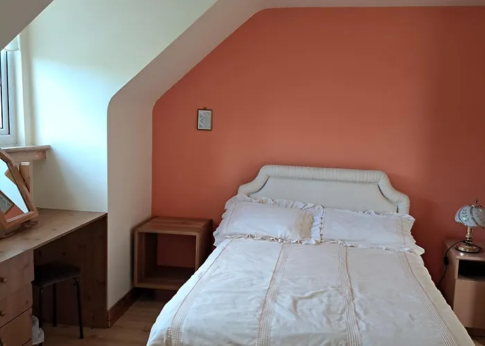 Spacious 6-bed House 10 Minutes From Knock Airport Hébergement de vacances *