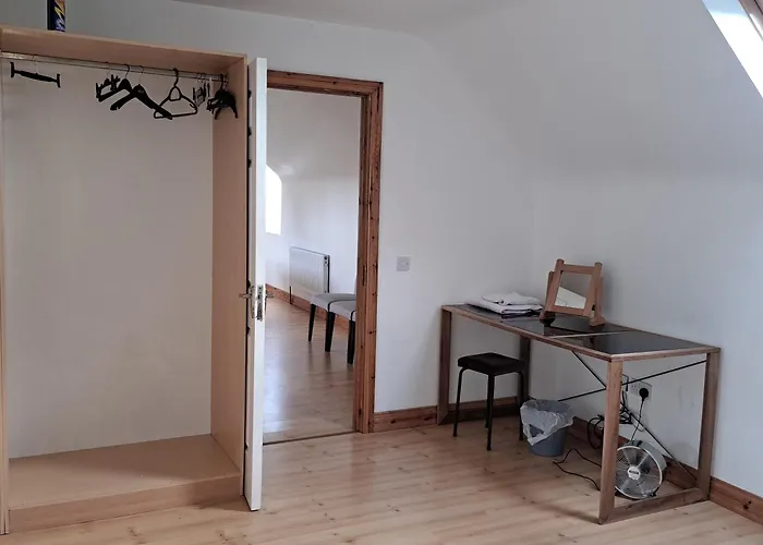 Spacious 6-bed House 10 Minutes From Knock Airport Hébergement de vacances