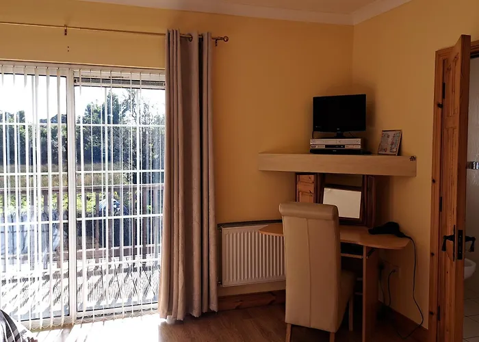 Spacious 6-bed House 10 Minutes From Knock Airport Feriehus *